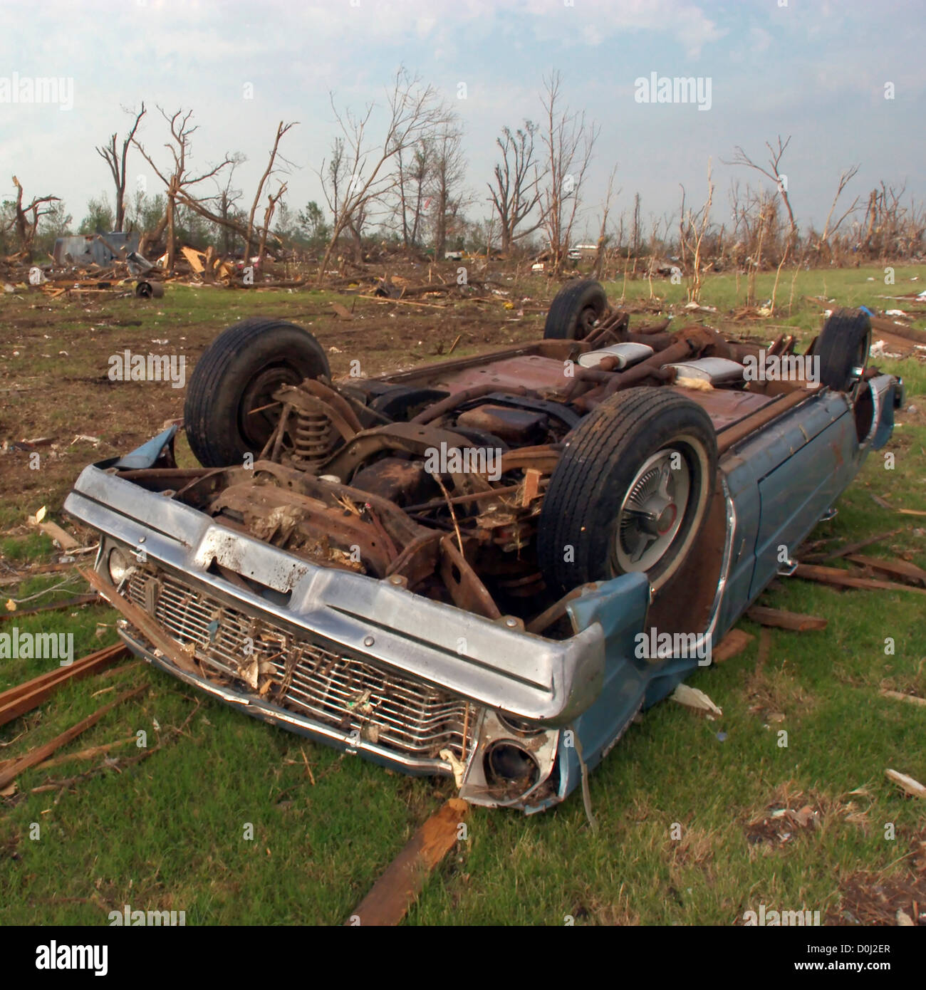 Un auto ribaltata e decimato gli alberi vengono lasciati da un tornado Foto Stock