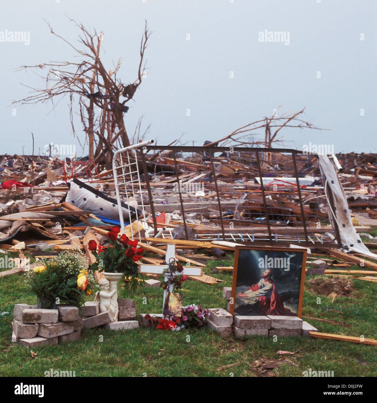 Un memoriale di un Tornado vittima costruito tra le macerie Foto Stock