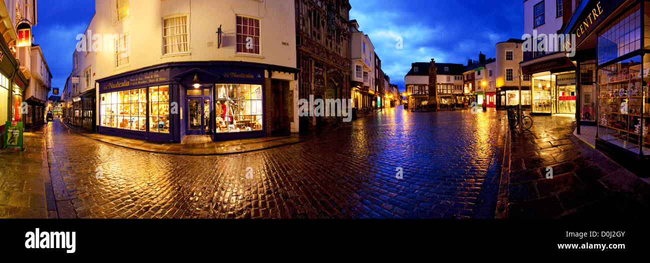 Una vista del Buttermarket in Canterbury dal centro città al crepuscolo. Foto Stock