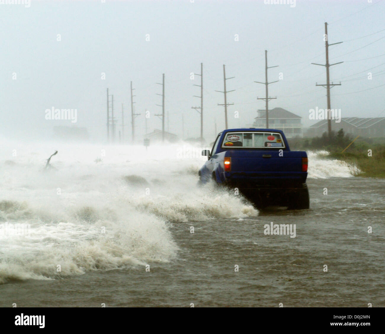 Un automobilista intrappolato dalla tempesta Surge Foto Stock