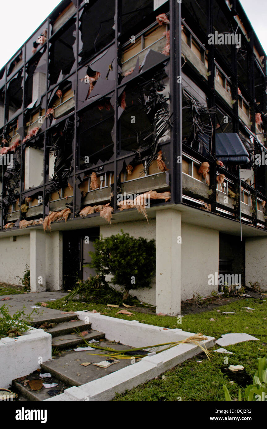 Un edificio di uffici è distrutto da un uragano Charley Foto Stock