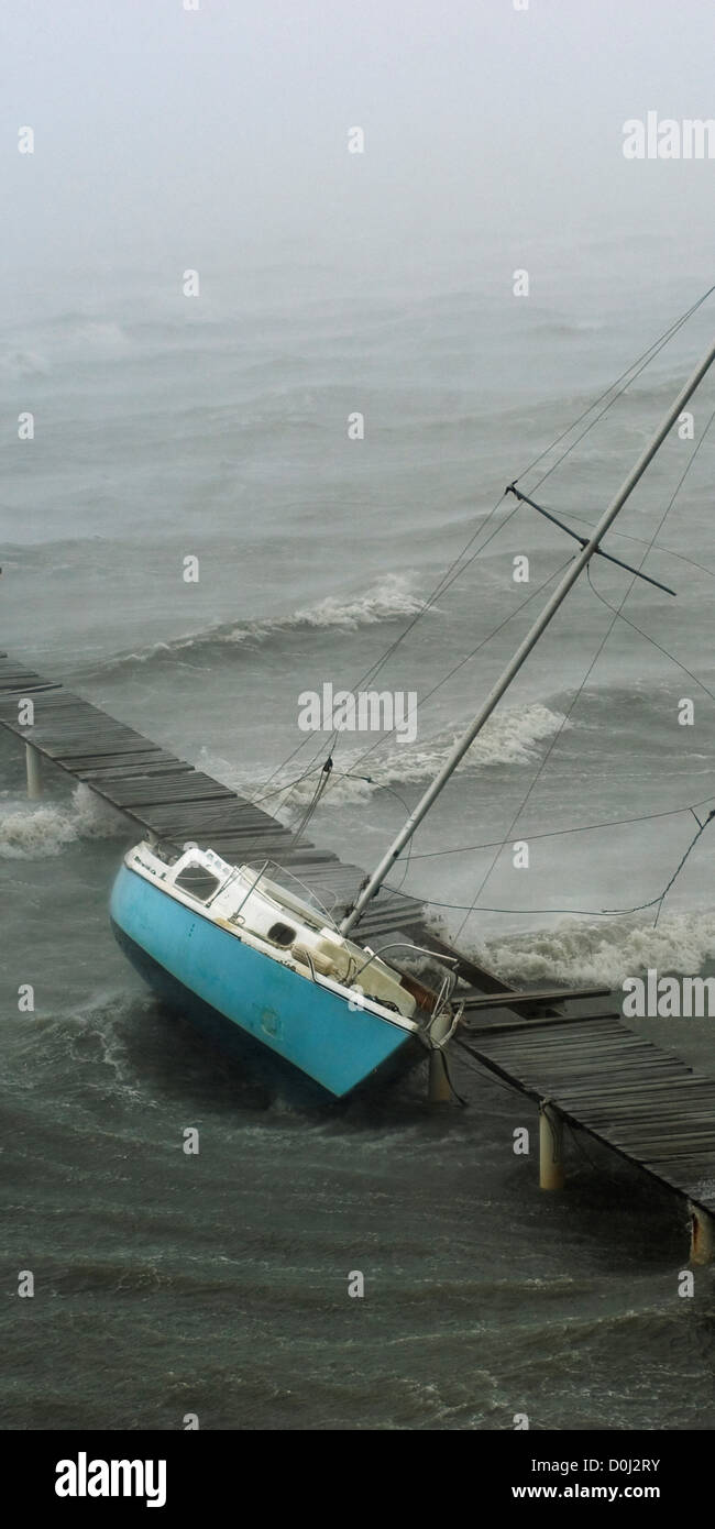 Una barca a vela è battuto da venti di uragano Frances Foto Stock