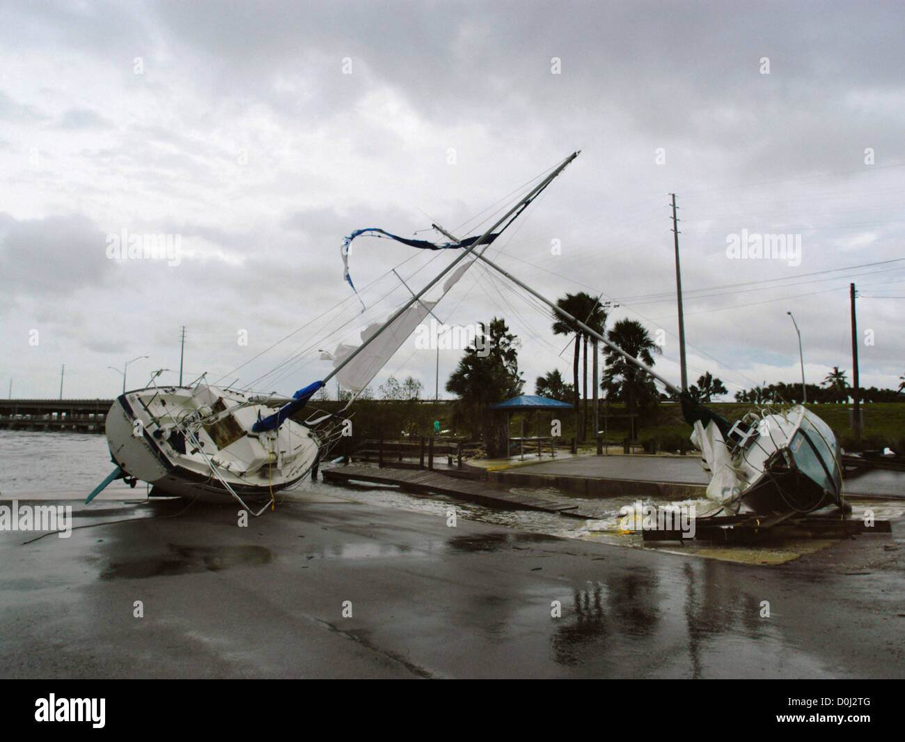 Due barche a vela colpire un recinto pongono dopo l uragano Frances Foto Stock