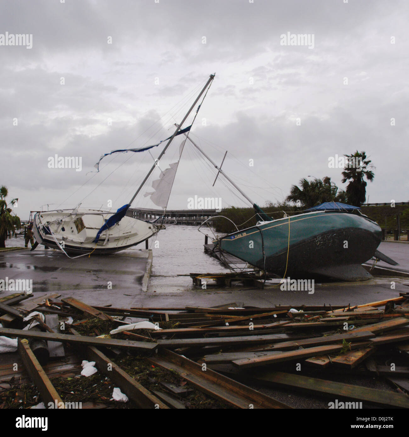 Due barche a vela condividere un parcheggio dopo l uragano Frances Foto Stock