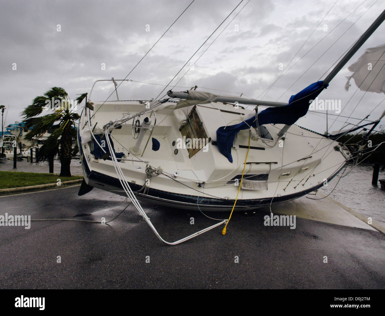 Una barca a vela si appoggia su asfalto dopo l uragano Frances Foto Stock