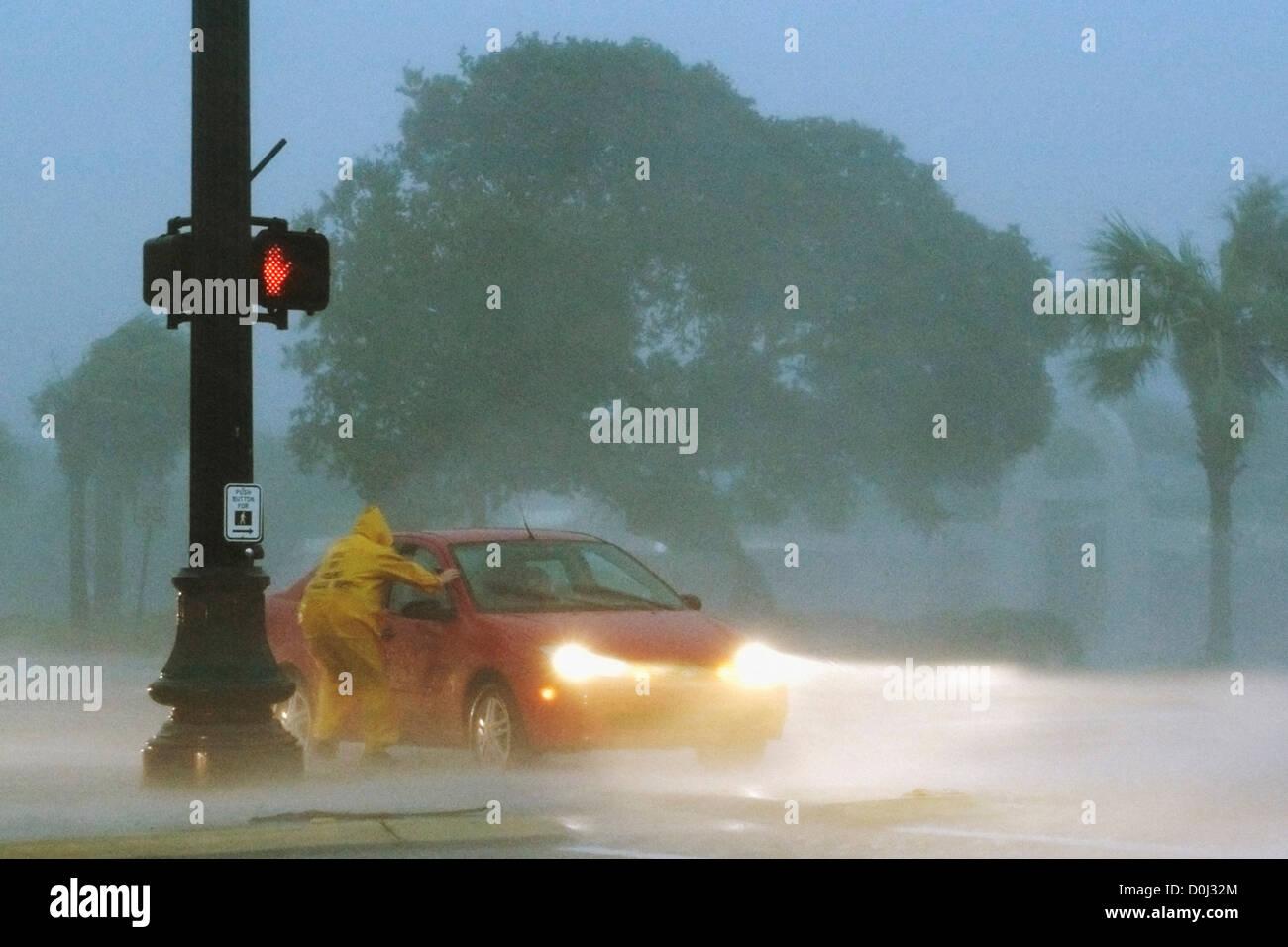 Funzionario di polizia aiutando un automobilista durante l uragano Gaston Foto Stock