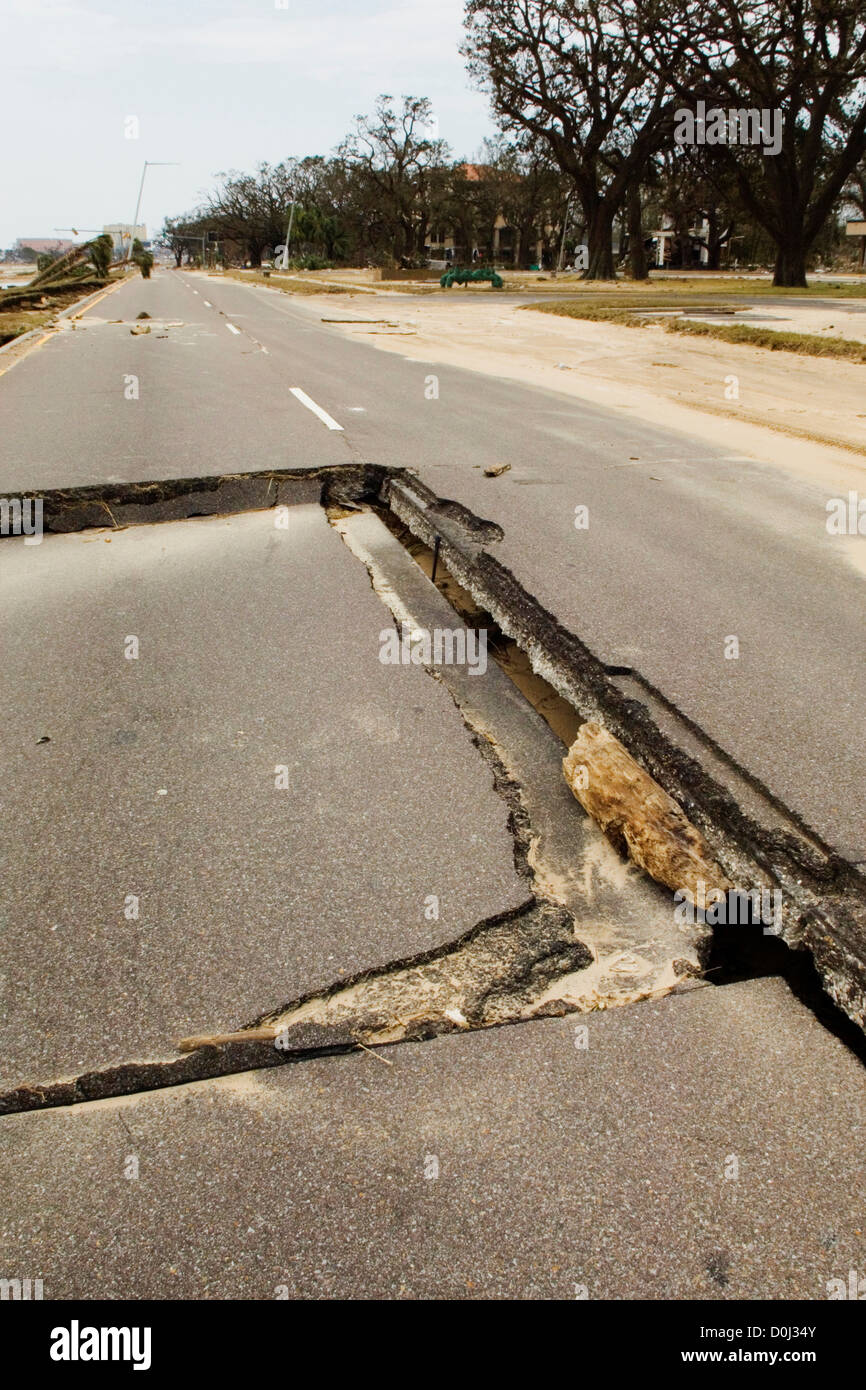 Una dolina distrugge un tratto di strada dopo Katrina Foto Stock