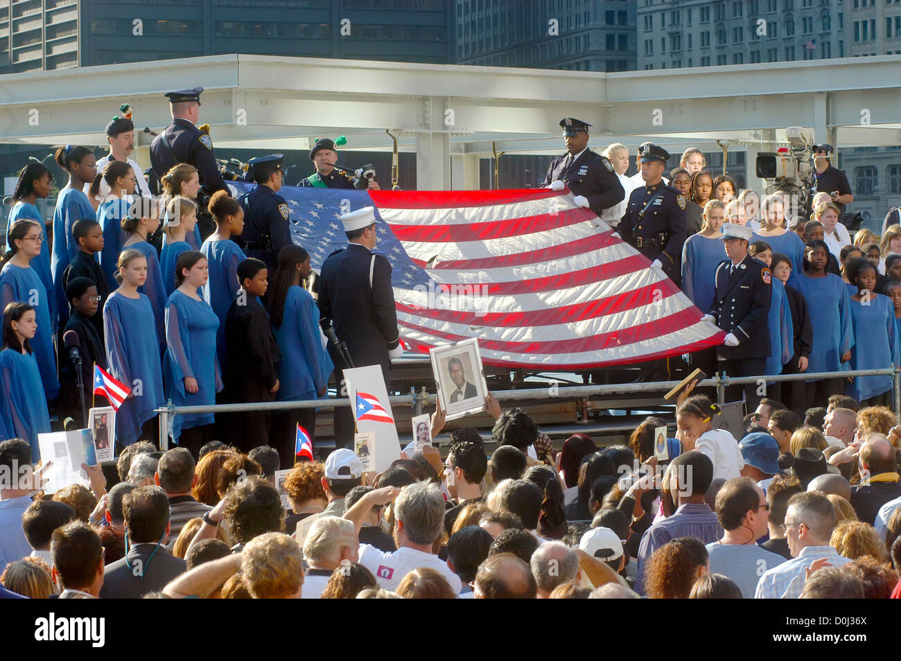 NYPD visualizza la bandiera del World Trade Center come amici e familiari delle vittime salute durante il secondo anniversario Foto Stock