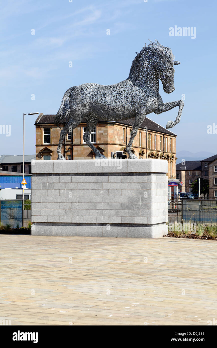 Scultura di Andy Scott intitolato lo zenzero il cavallo in piazza su Cathcart Street a Greenock, Inverclyde, Scotland, Regno Unito Foto Stock