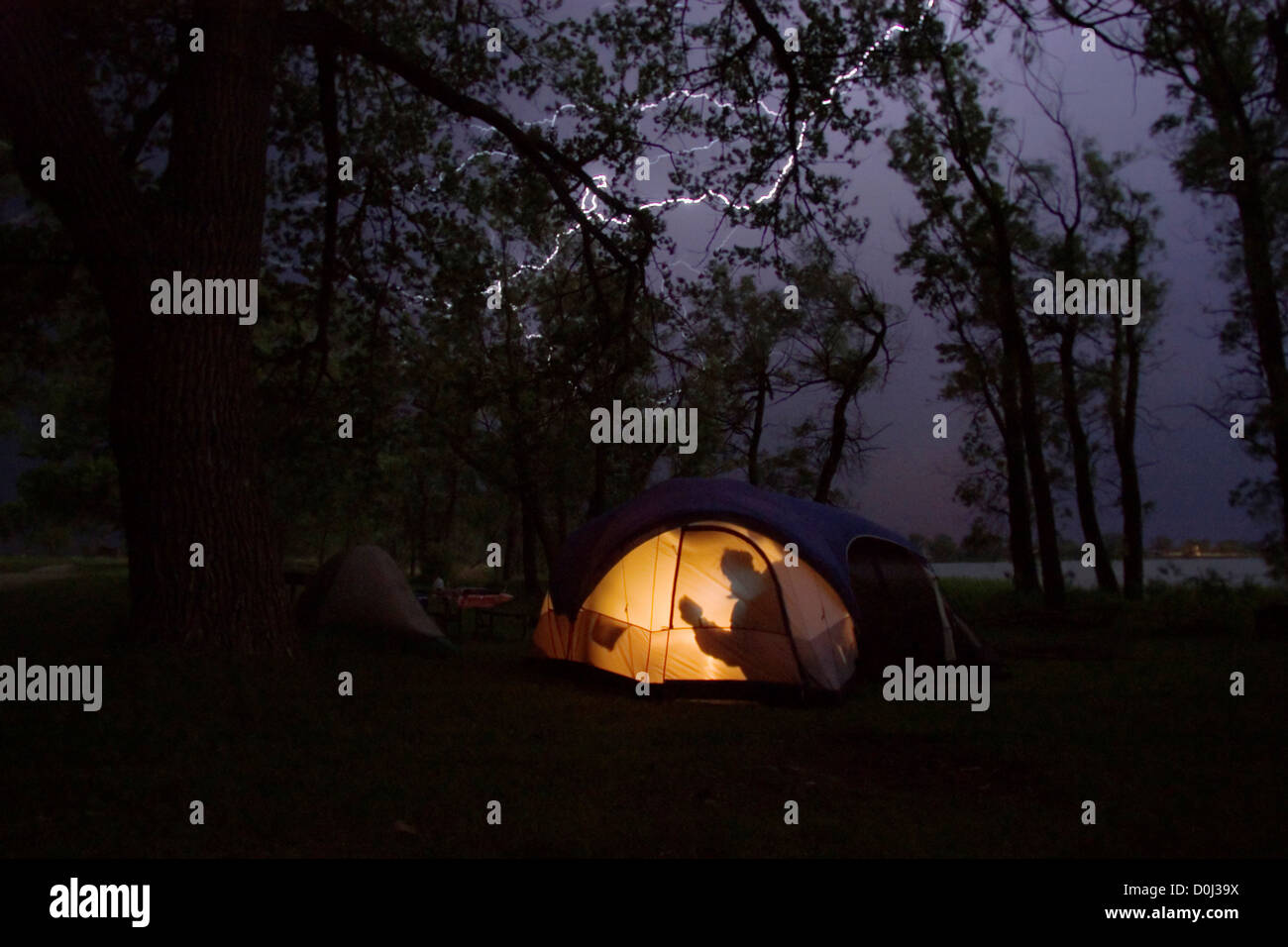 Il fulmine colpisce vicino a un campeggio e tenda Foto Stock
