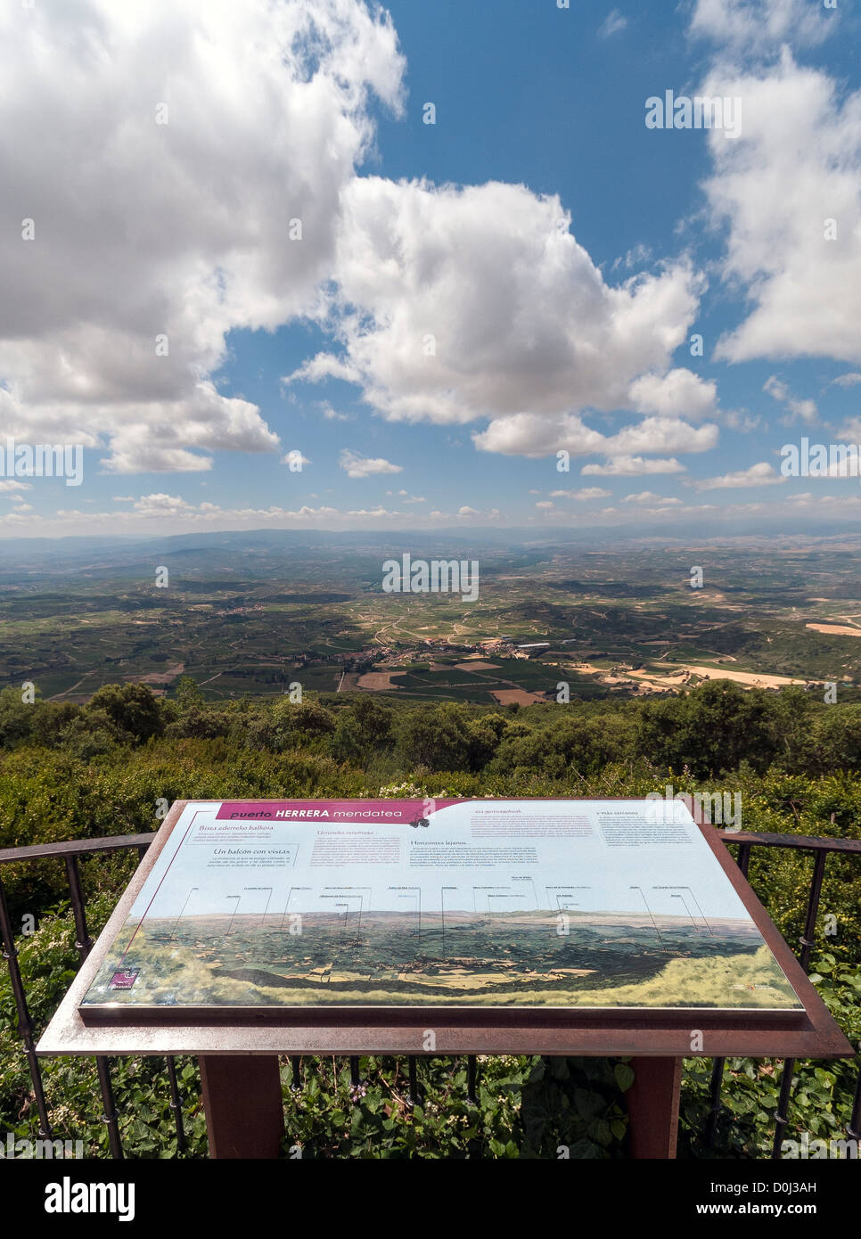 La scheda Informazioni si affaccia sul vino Rioja regione dall'Herrera mountain pass nel nord della Spagna Foto Stock
