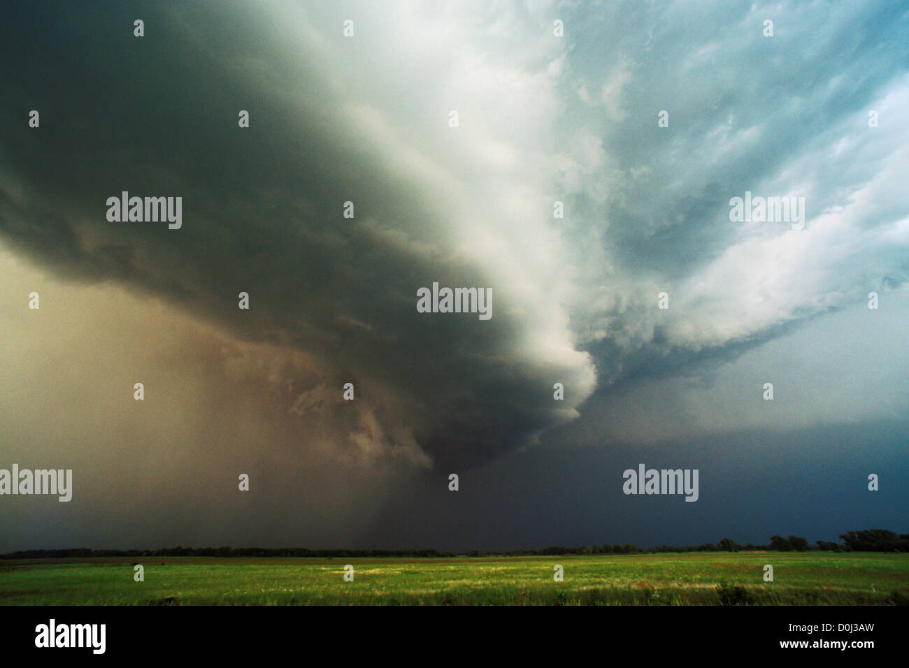Un Supercell temporale incombe sul Nord rurale Nebraska Foto Stock