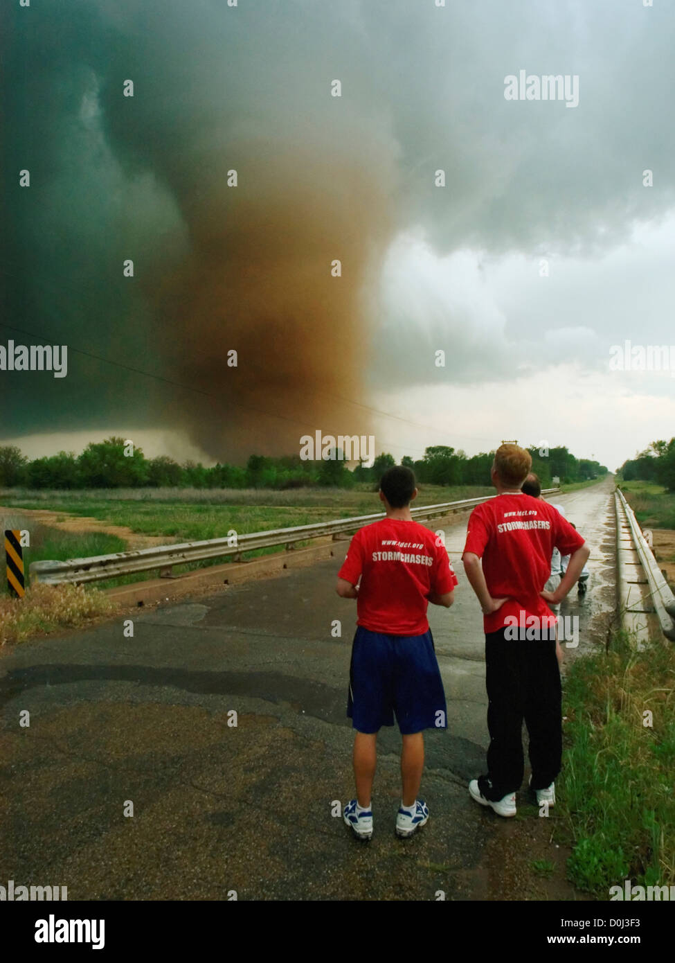 Storm Chasers guardare un grande Tornado Foto Stock