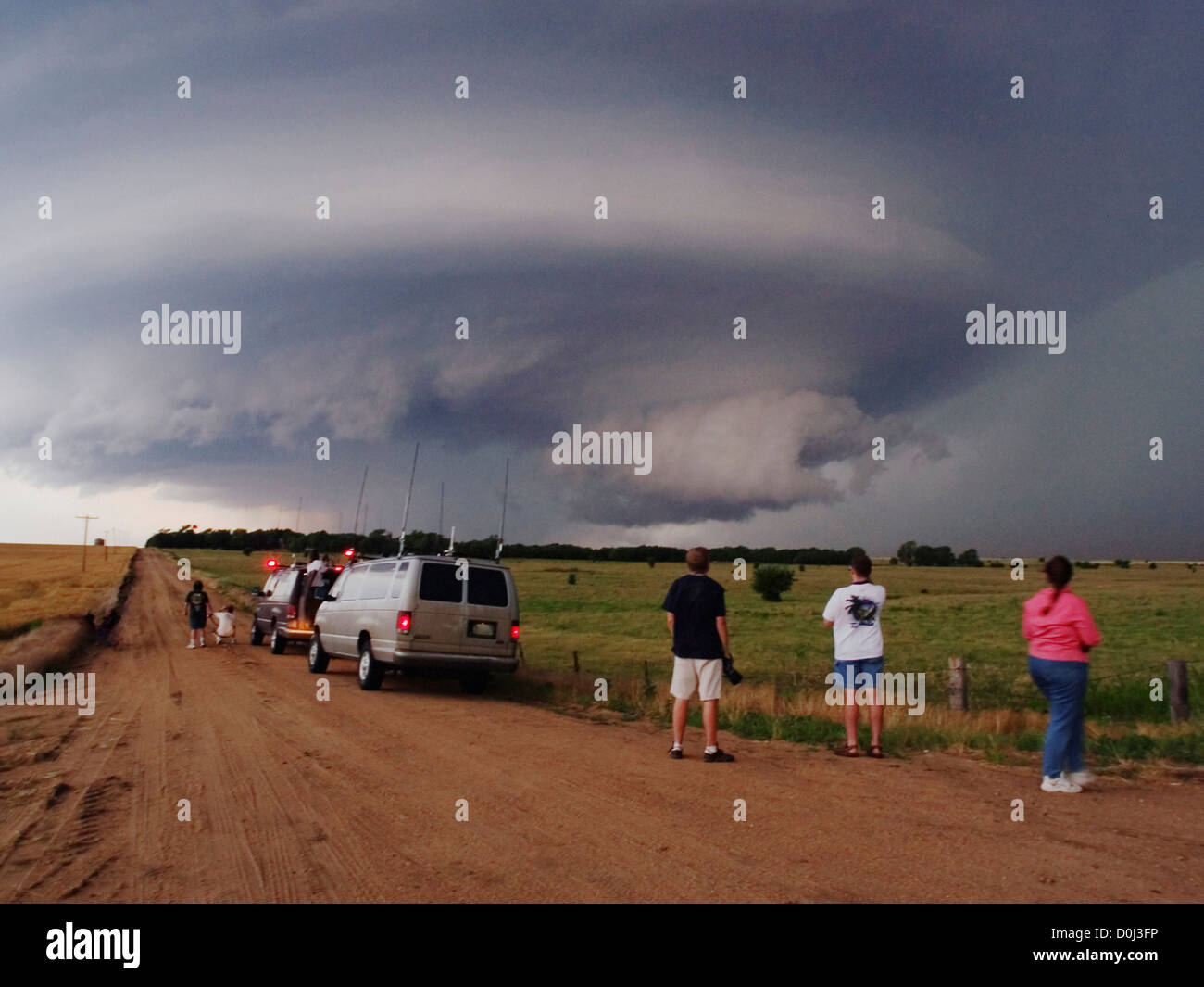 Storm Chasers guardare un Supercell temporale Foto Stock