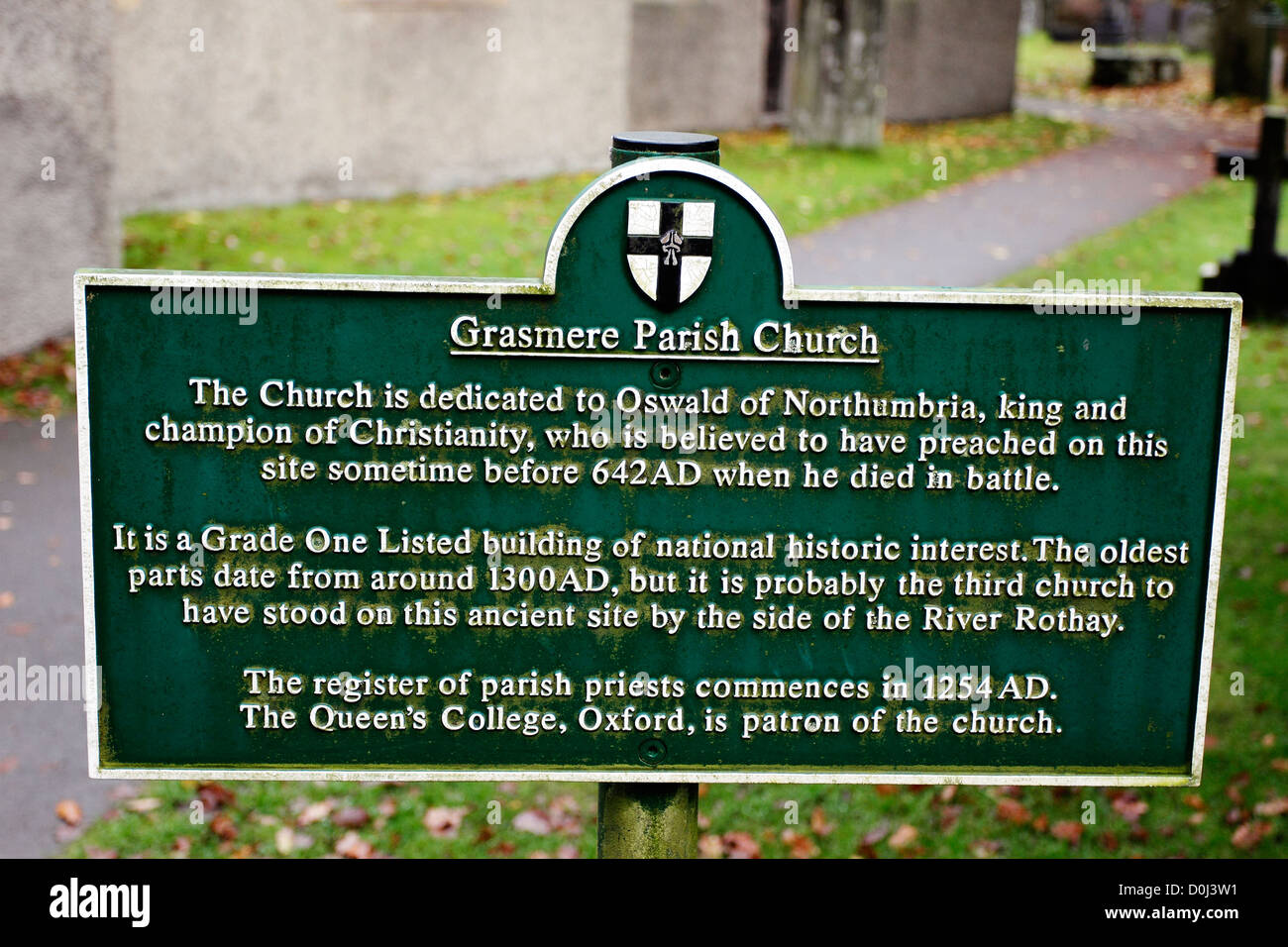 Una placca al di fuori del grado uno elencato chiesa parrocchiale a Grasmere nel Parco Nazionale del Distretto dei Laghi, Cumbria, Inghilterra. Foto Stock