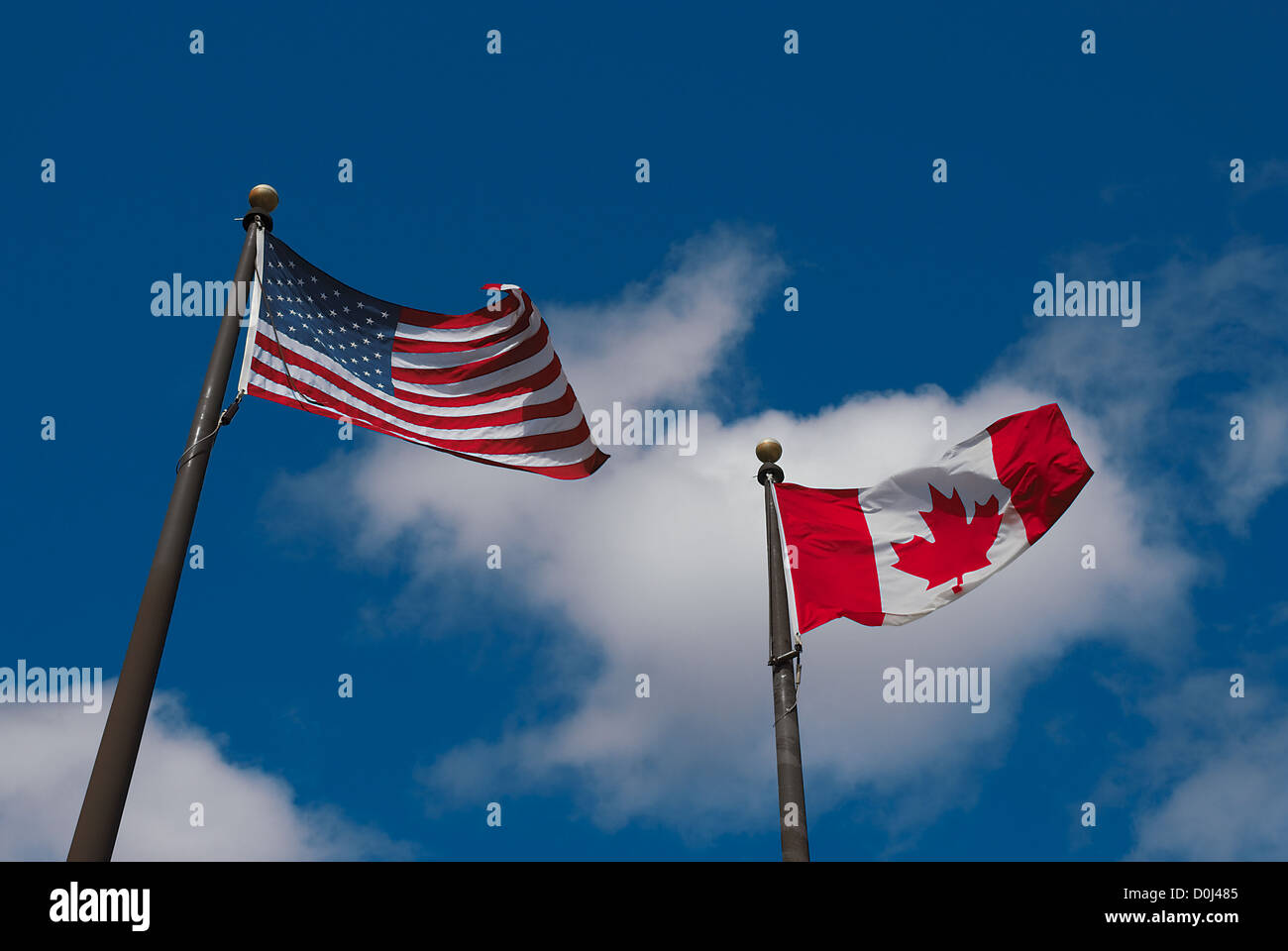 Stati Uniti e Canada battenti bandiere alla frontiera doganale di controllo Foto Stock