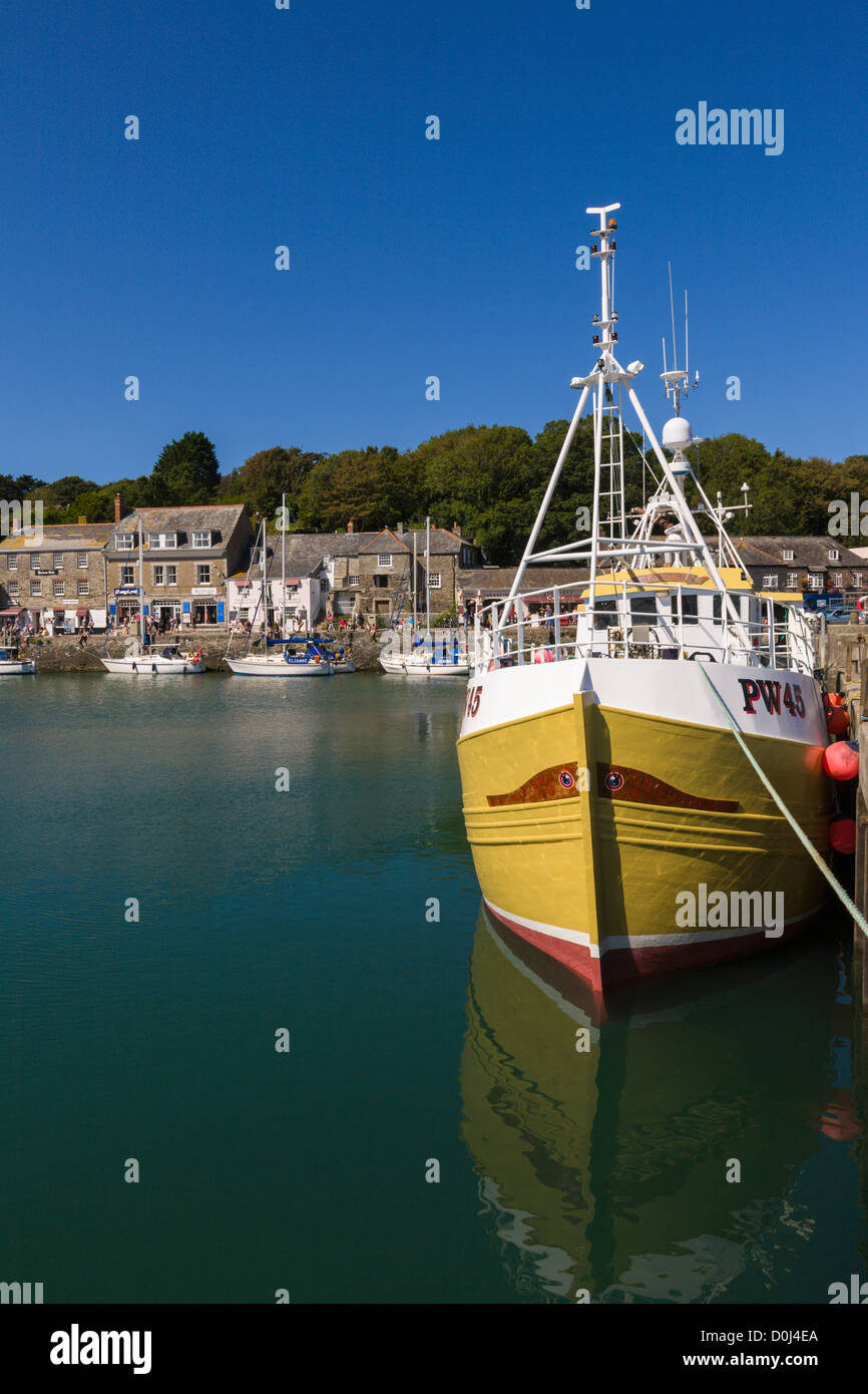 La pesca in barca, yacht e turisti nel porto a Padstow, Cornwall, Inghilterra Foto Stock
