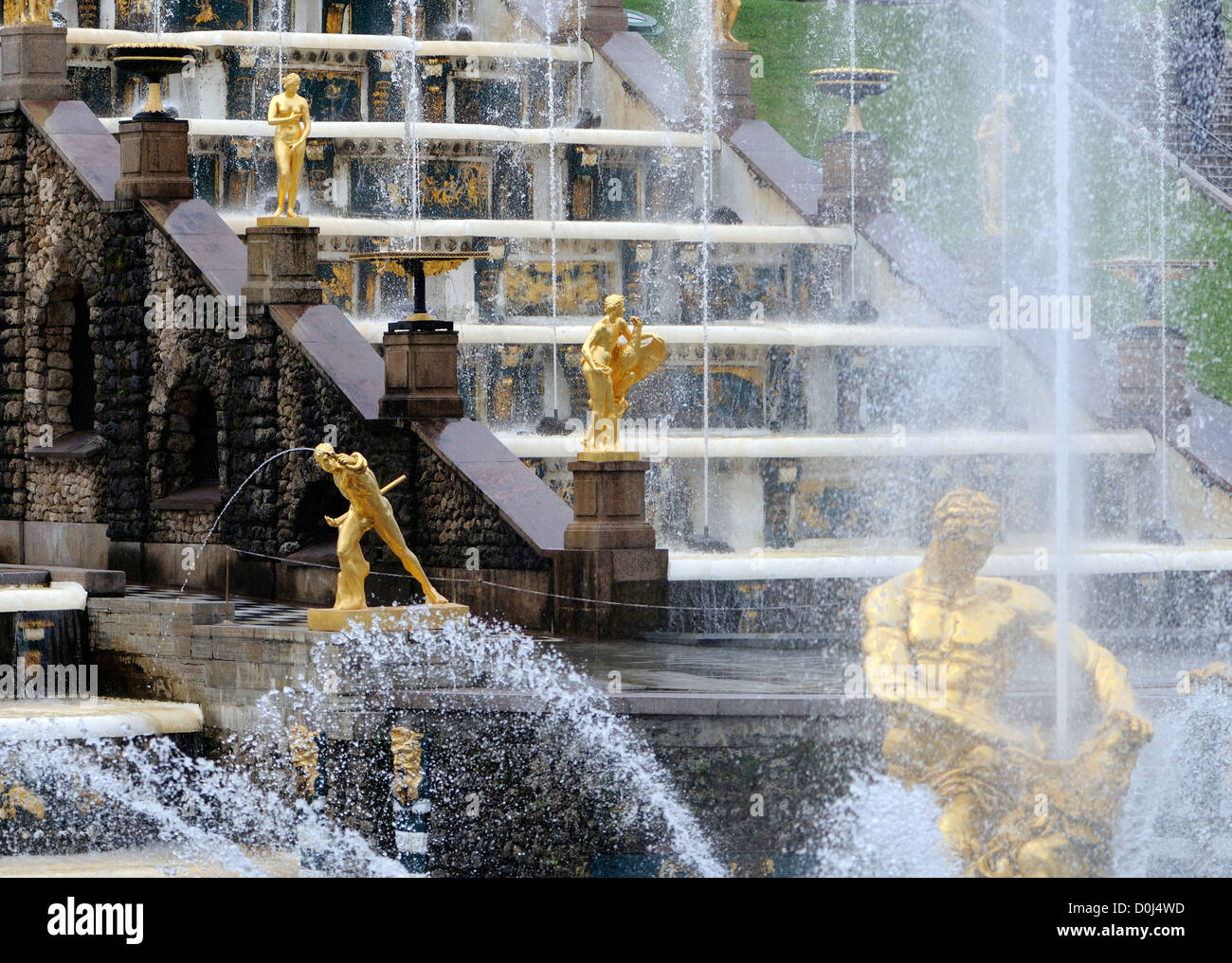 Questa è parte della grande cascata a Peterhof. San Pietroburgo, Russia. Foto Stock