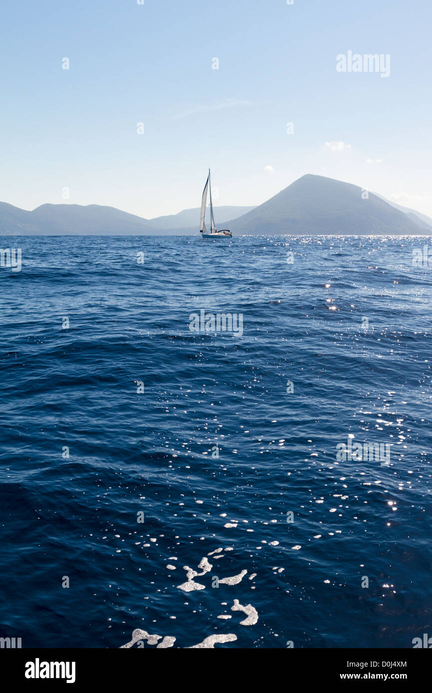 Yacht a vela in acqua blu Foto Stock