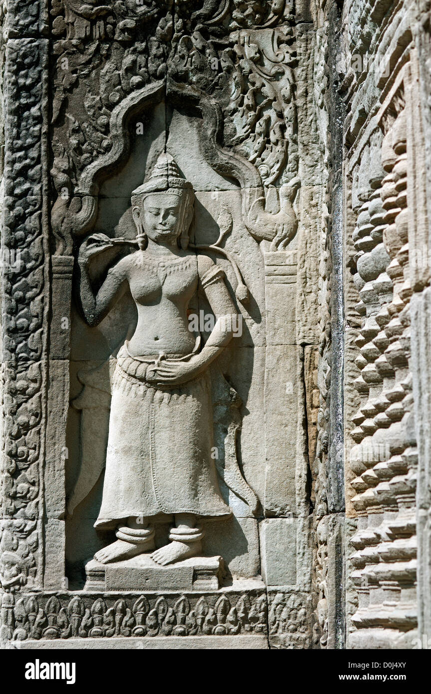 Il bassorilievo di un Devata, una divinità femminile, come custode del tempio, Preah Khan, tempio di Angkor, Siem Reap, Cambogia Foto Stock