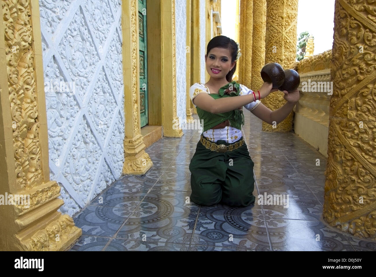 Bella ragazza asiatica esegue il cocco folk dance in tempio Foto Stock