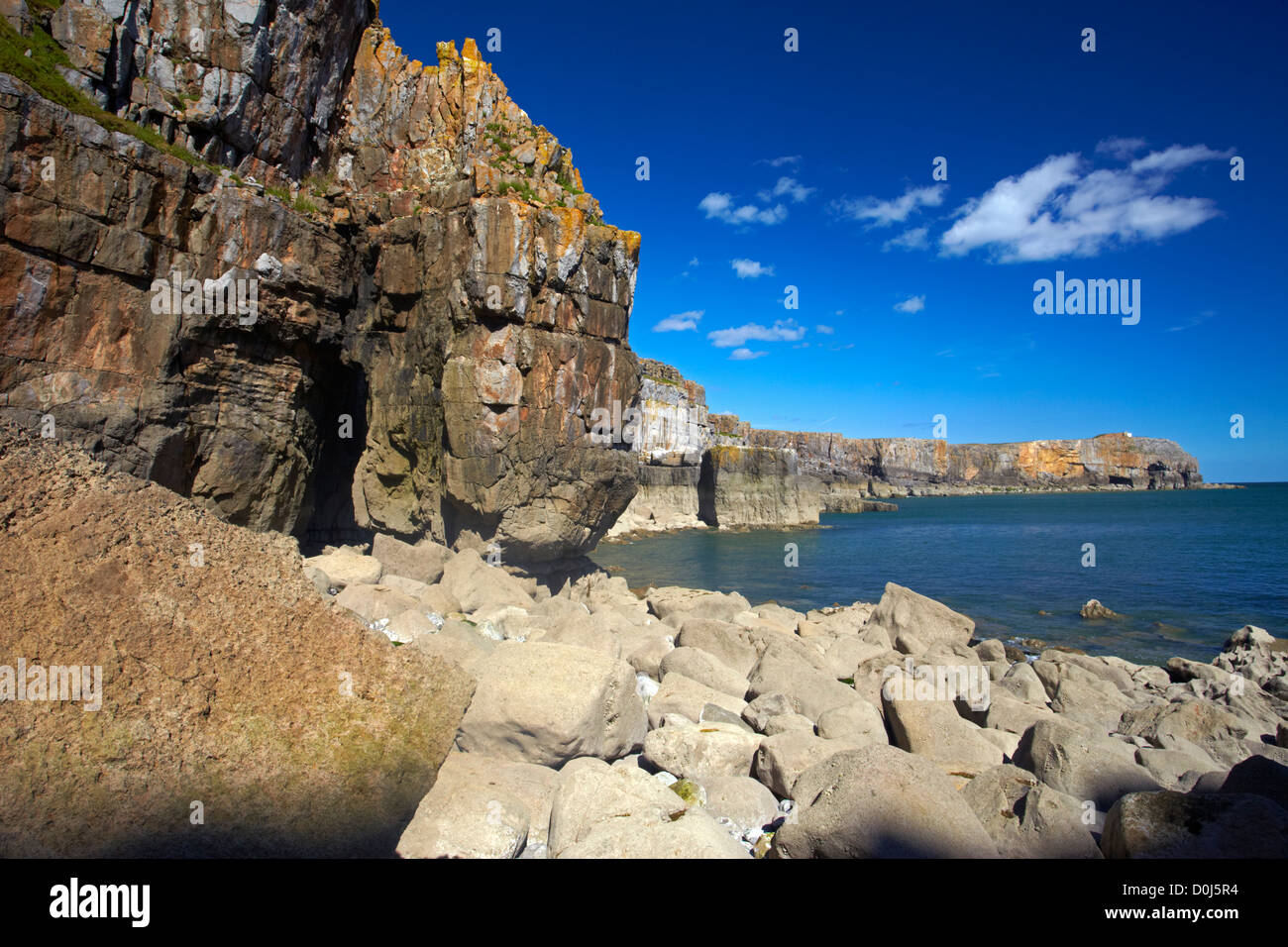 St Govan la testa dalle scogliere di seguito St Govan cappella del. Foto Stock