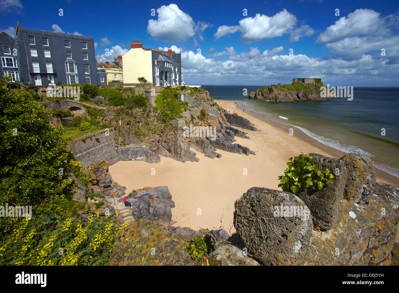 St Catherine's Fort e l'isola che si trova davanti alla spiaggia di Tenby. Foto Stock