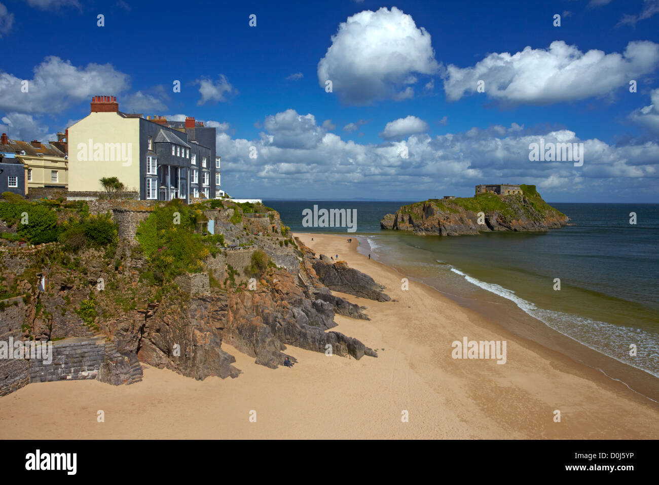 St Catherine's Fort e l'isola che si trova davanti alla spiaggia di Tenby. Foto Stock
