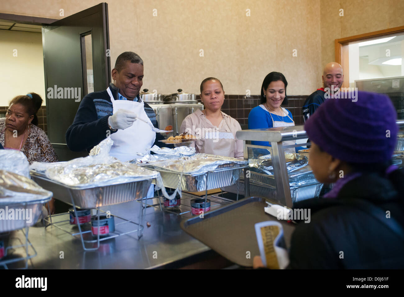 I volontari prestano il loro servizio cena di ringraziamento nel principalmente Dominican Washington Heights quartiere di New York Foto Stock