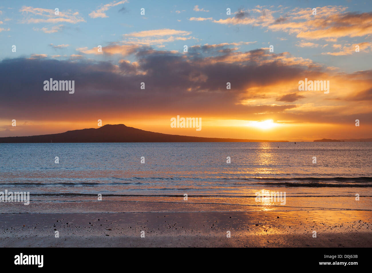 Montare Rangitoto presso sunrise, Auckland, Nuova Zelanda. Foto Stock