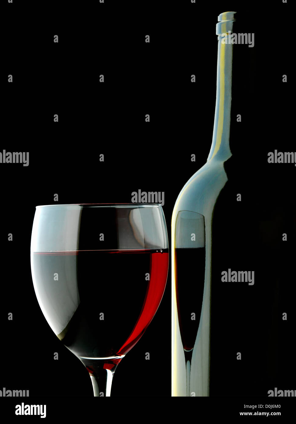 Bicchiere di vino rosso e bottiglia di vino Foto Stock