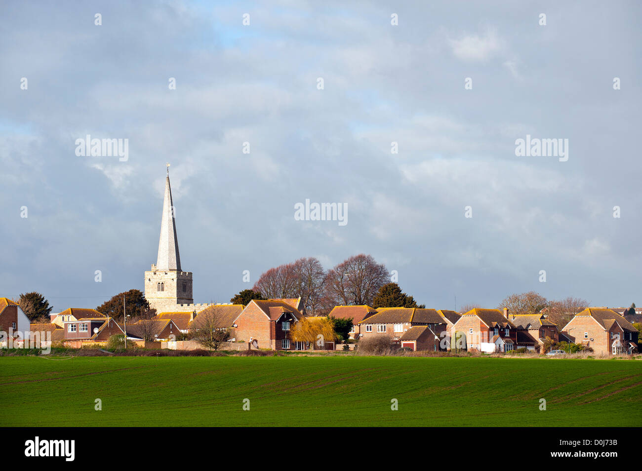 Il campanile di una chiesa nel villaggio di Hoo St Werburgh nel Kent. Foto Stock Il campanile di una chiesa nel villaggio di Hoo St Werburgh nel Kent. Foto Stock