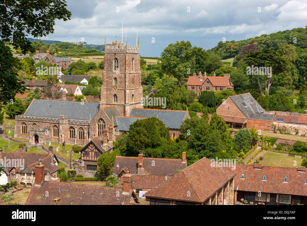 Vista dal castello Dunster oltre il villaggio di Dunster, Parco Nazionale di Exmoor. Foto Stock