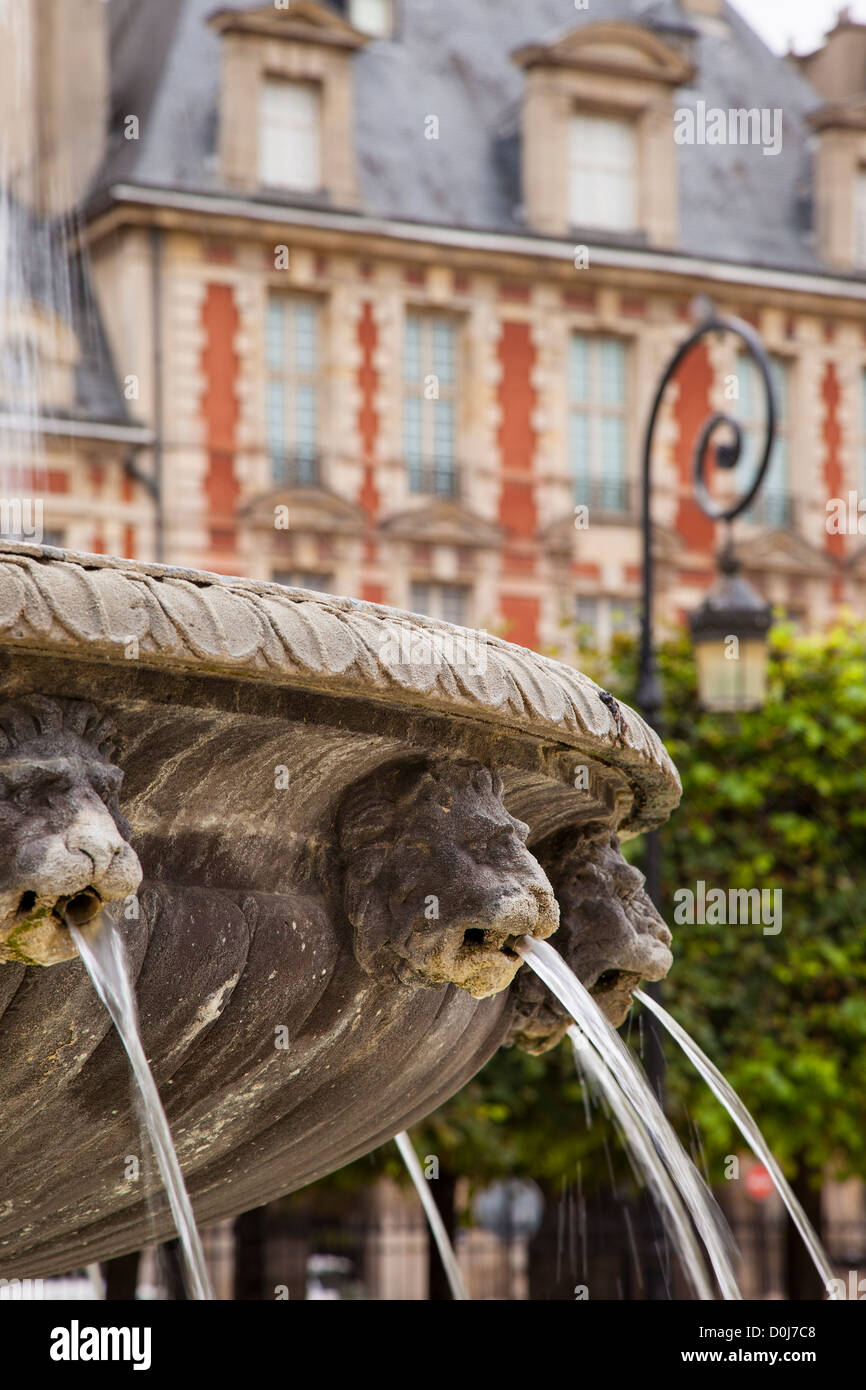 Dettaglio della fontana in Place des Vosges in Les Marais, Parigi Francia Foto Stock