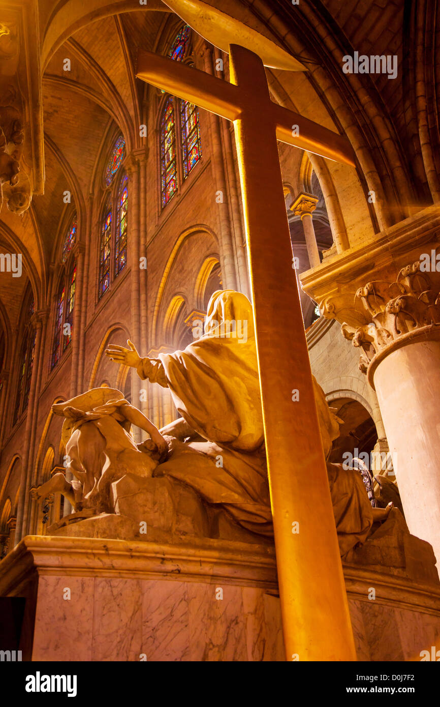 Vista interna di Madre Maria statua e golden cross nella cattedrale di Notre Dame di Parigi e dell' Ile-de-France, Francia Foto Stock