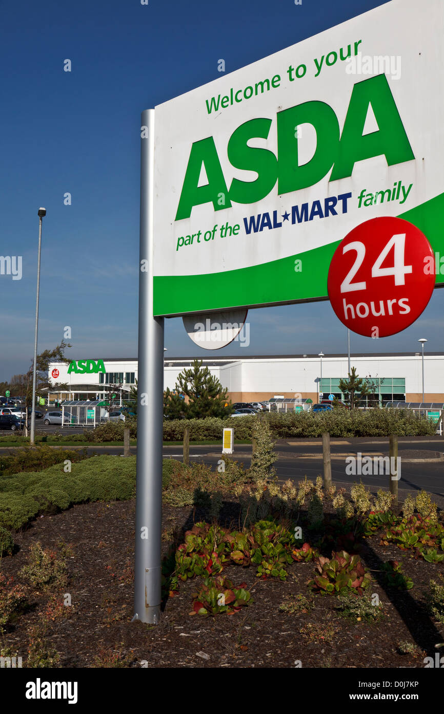 Un ASDA supermercato retail e digital signage nel sud dell'Inghilterra. Foto Stock Un ASDA supermercato retail e digital signage nel sud dell'Inghilterra. Foto Stock