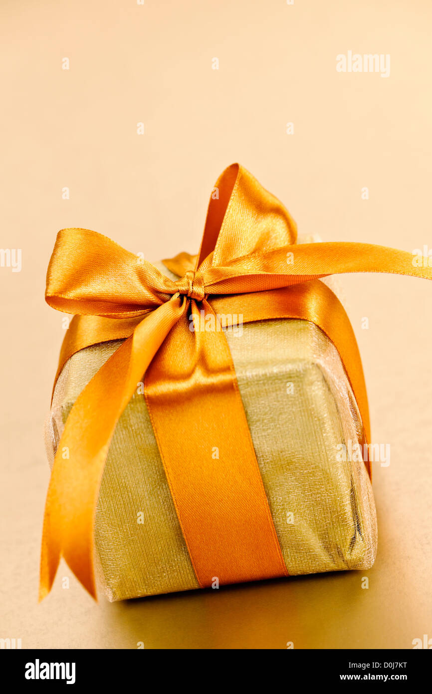 Confezione regalo in oro carta di avvolgimento con nastro e prua Foto Stock