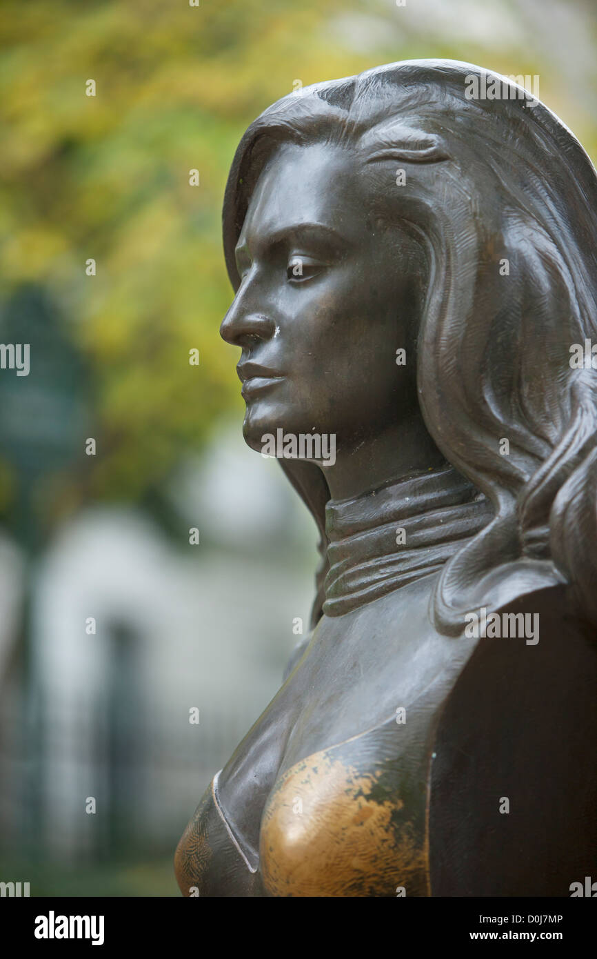 Busto in bronzo di cantante e attrice Dalida (Yolande Gigliotti 1933-1987) in Montmartre, Parigi Francia Foto Stock