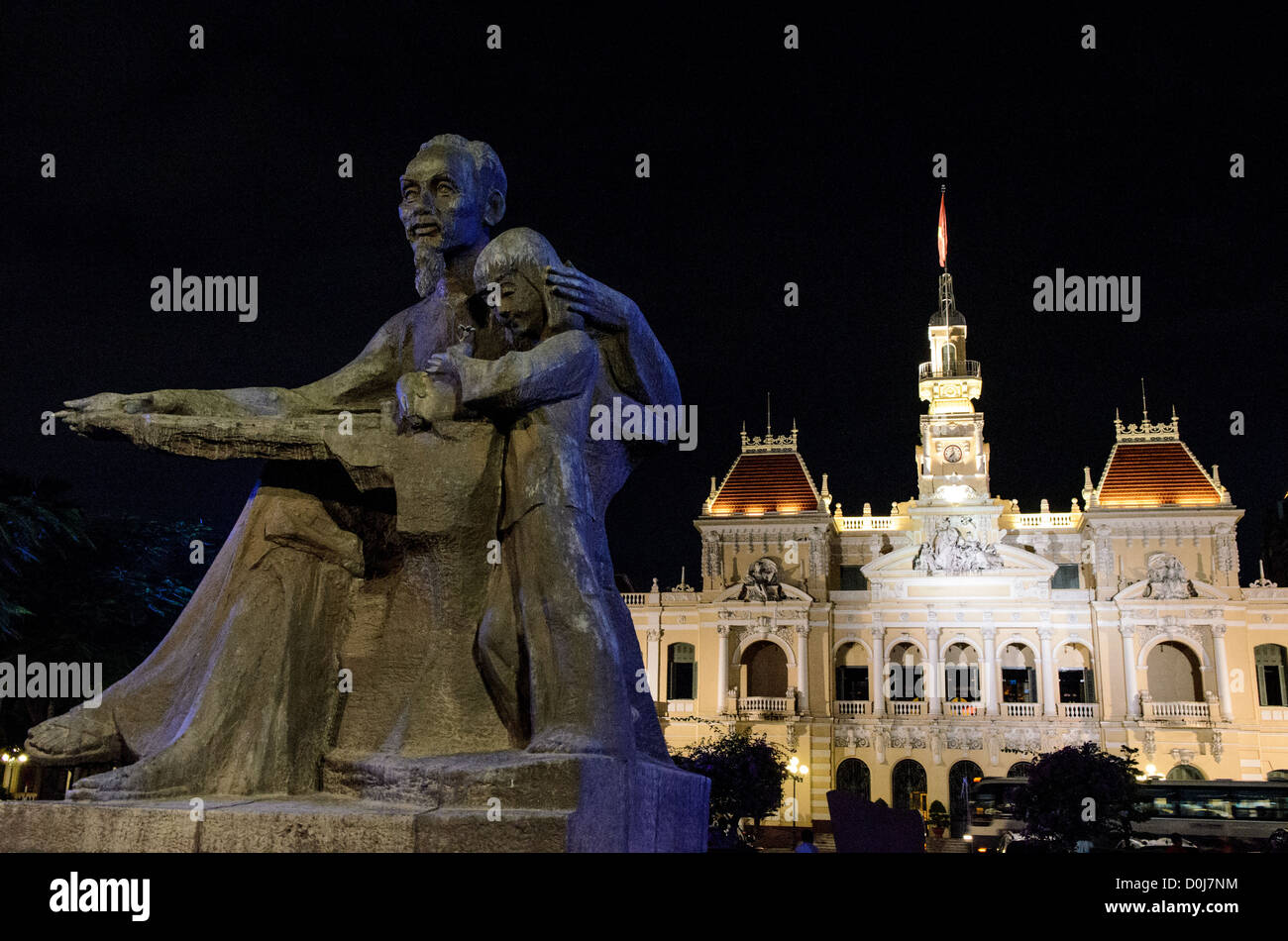 Il municipio di ho chi Minh e la statua dello zio ho chi Minh City // a sinistra c'è una statua dello "zio ho", mentre sullo sfondo c'è il municipio di ho chi Minh. Il municipio di ho chi Minh è stato costruito all'inizio del XX secolo dal governo coloniale francese come municipio di Saigon. È anche conosciuta come ho chi Minh City People's Committee Head Office, in francese come Hôtel de Ville de Saigon, e in vietnamita come Trụ sở Ủy Ban Nhân dân Thành phố Hồ Chí Minh. Foto Stock