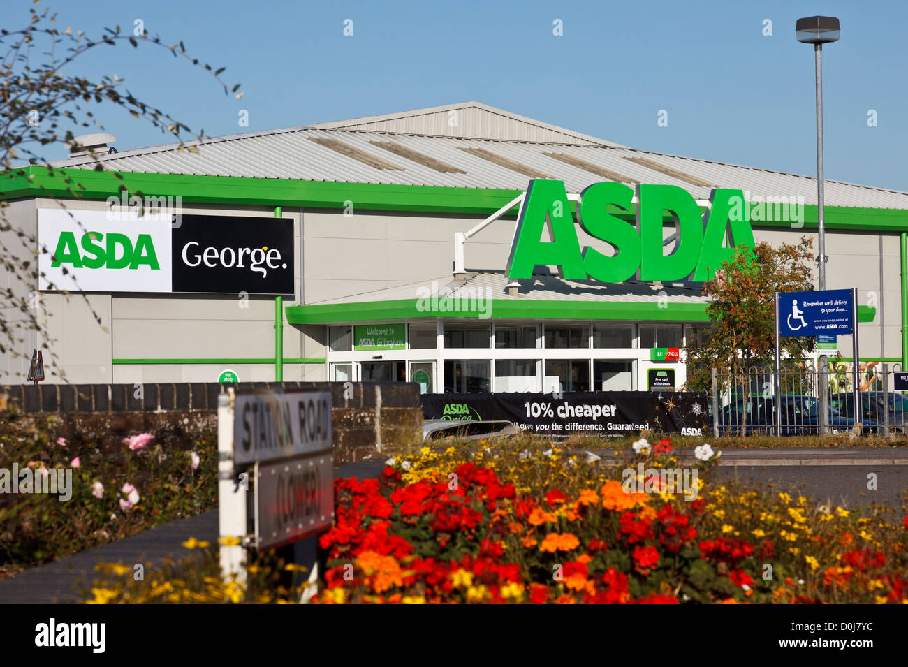 Aspetto anteriore di un ASDA retail supermercato nel Dorset. Foto Stock