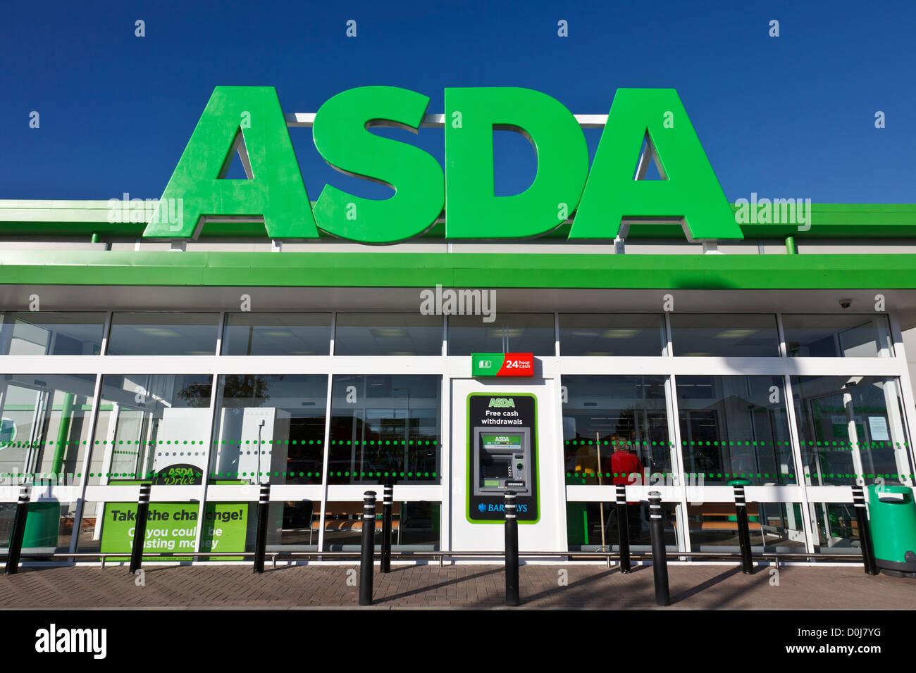 Ingresso anteriore e firmare all'ingresso principale di un ASDA retail supermercato nel Dorset. Foto Stock Ingresso anteriore e firmare all'ingresso principale di un ASDA retail supermercato nel Dorset. Foto Stock