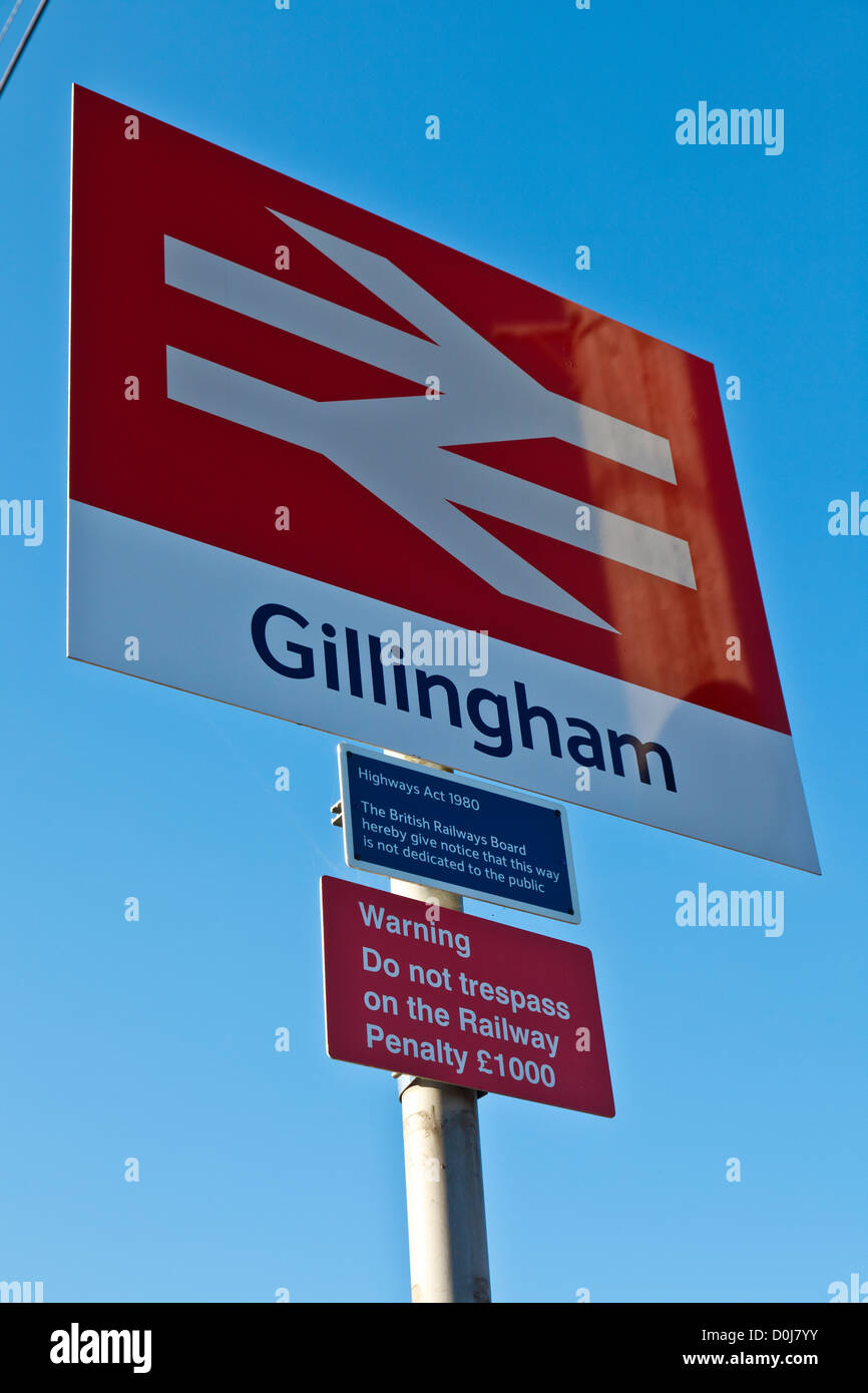 Stazione ferroviaria segno a Gillingham stazione nel Dorset. Foto Stock