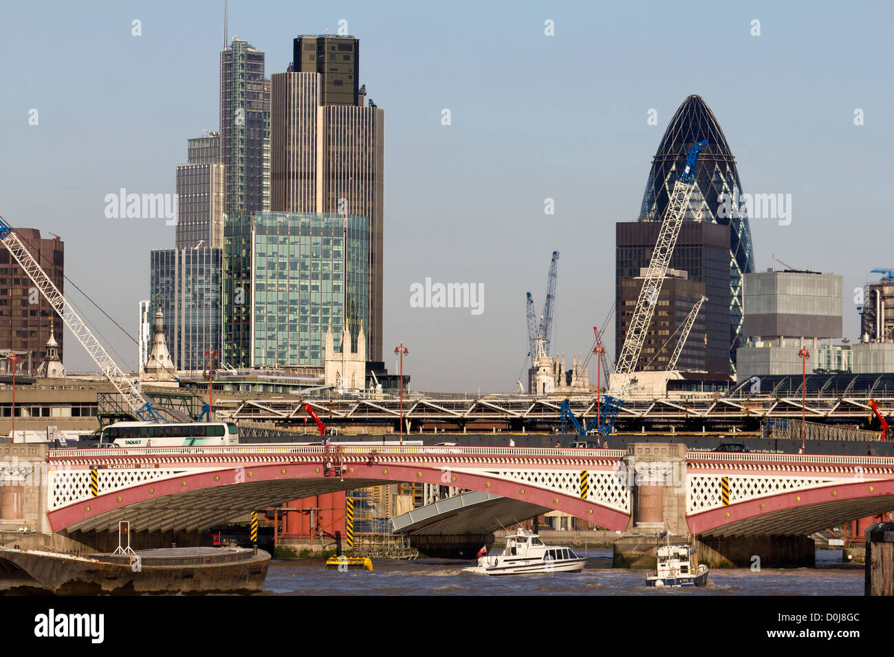 Una vista verso il Blackfriars Bridge e la città di Londra. Foto Stock