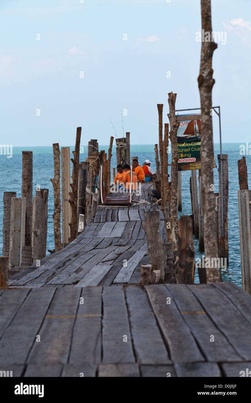 Lavoratori su una passerella pedonale alla spiaggia di Bophut su Ko Samui Foto Stock