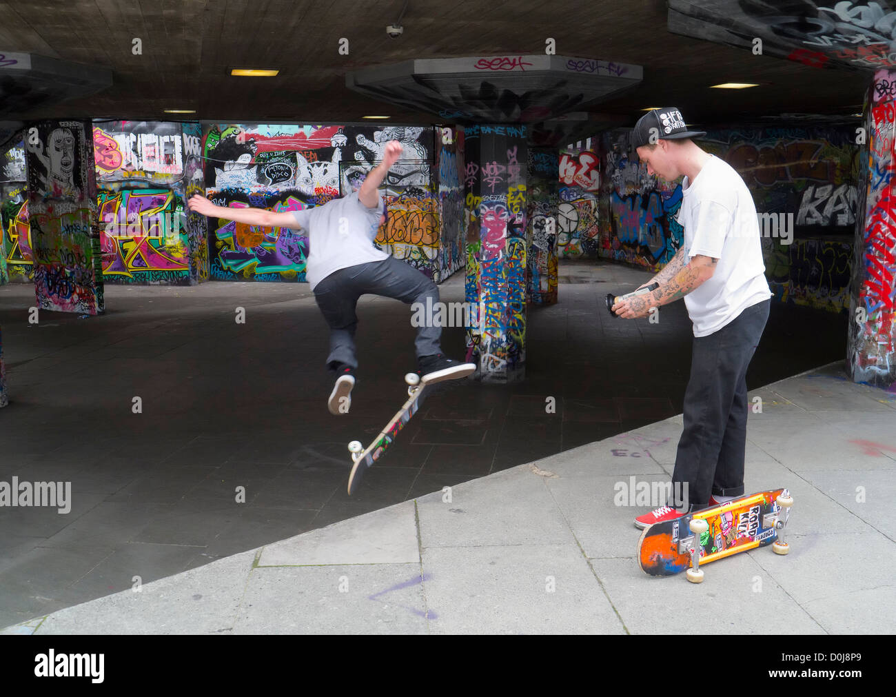 Filmare skateboarders a graffiti-terra sulla South Bank di Londra. Foto Stock