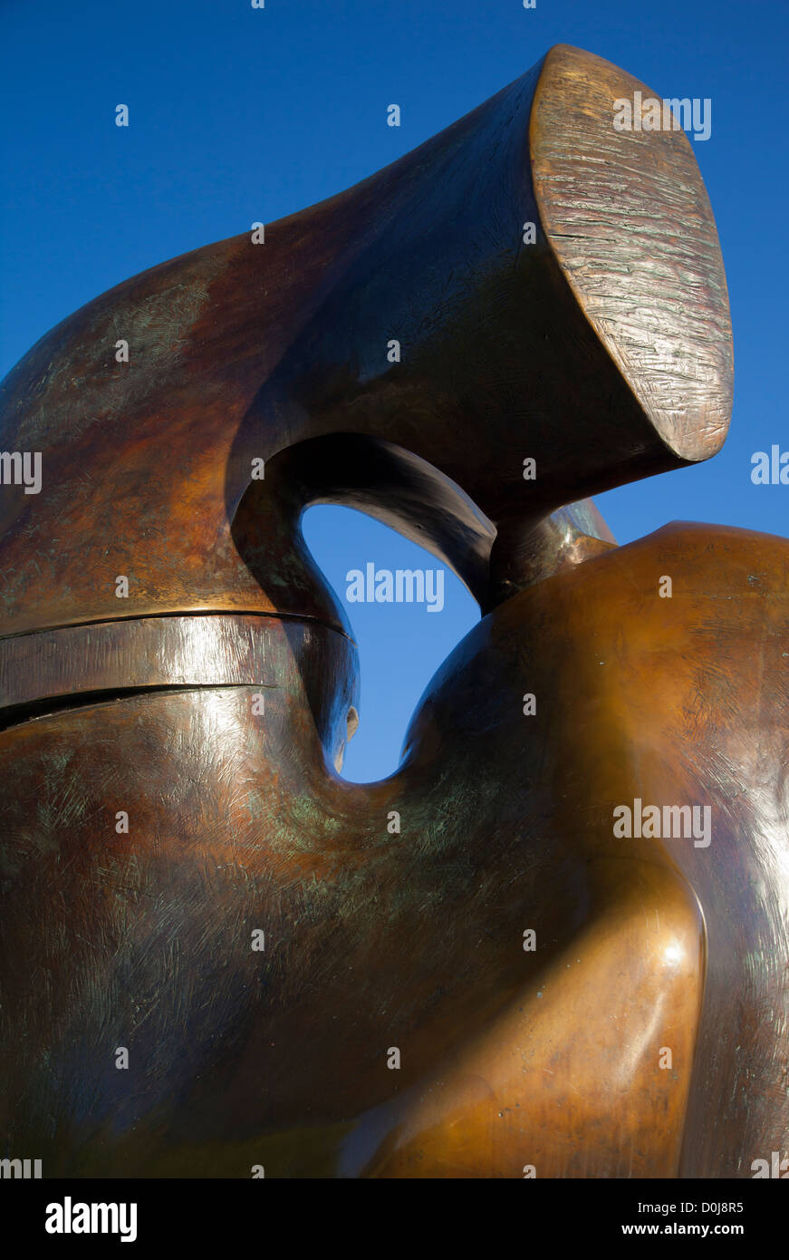 Henry Moore scultura che si affaccia su Vauxhall Bridge Road a Londra. Foto Stock