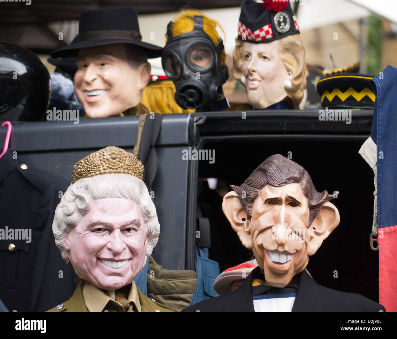 Facce famose in una fase di stallo vendita di maschere e cappelli a mercato di Portobello Road. Foto Stock