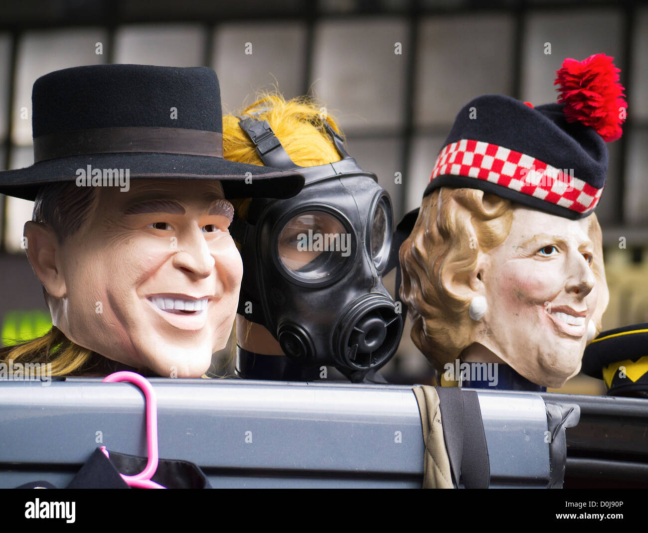 Facce famose in una fase di stallo vendita di maschere e cappelli a mercato di Portobello Road. Foto Stock