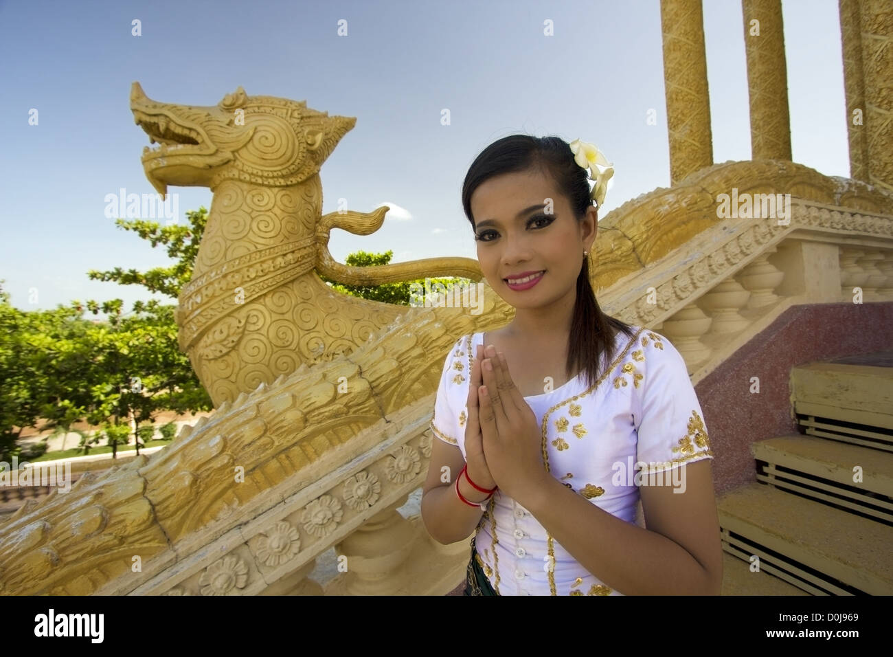 Ragazza asiatica saluta nel tempio in modo tradizionale con entrambe le mani Foto Stock