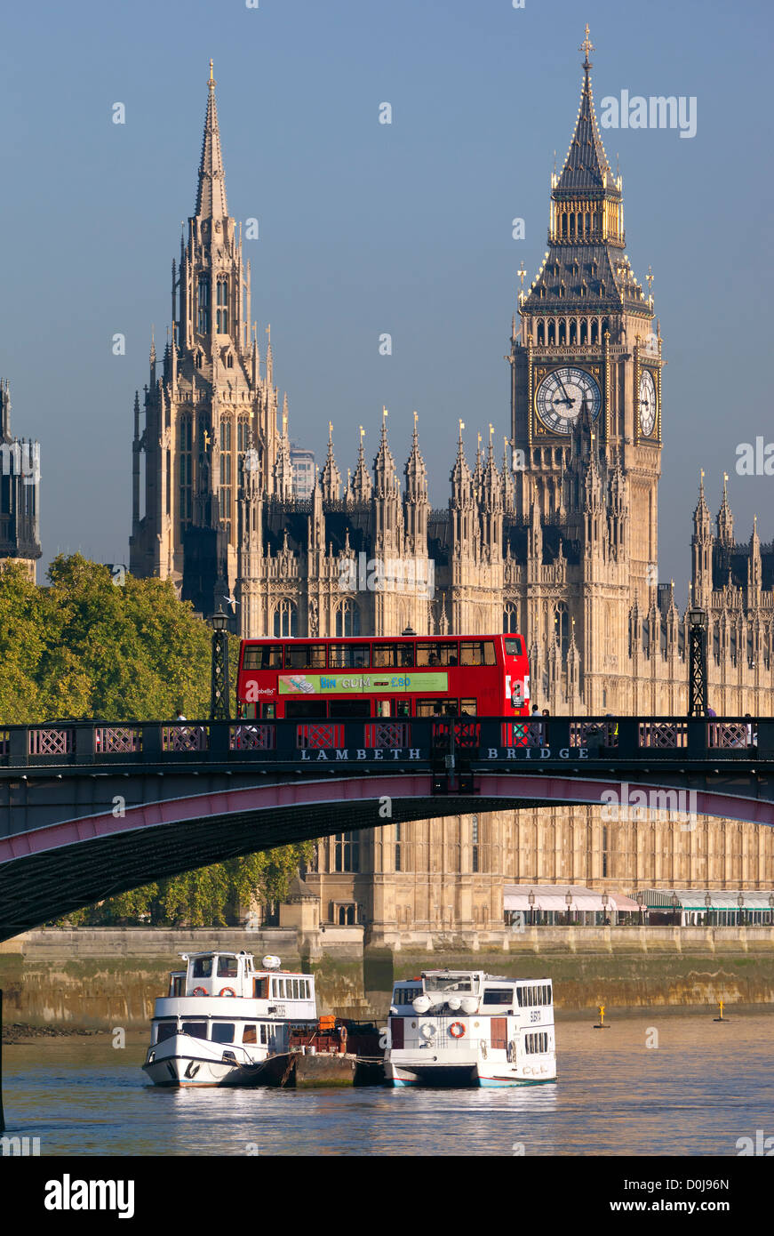 Una vista verso il Palazzo di Westminster e Lambeth Bridge su un inizio autunno mattina. Foto Stock